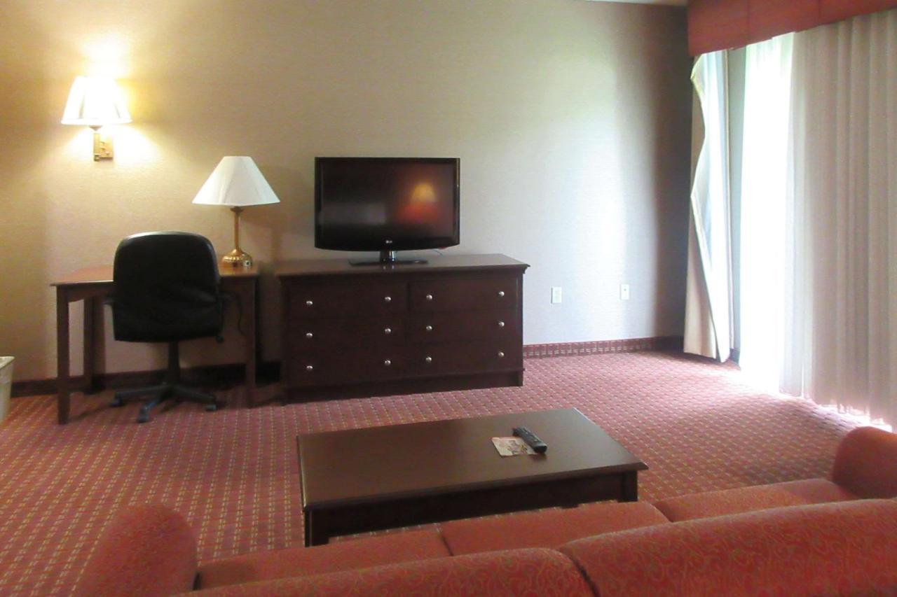 Quality Inn & Suites Owego Bagian luar foto